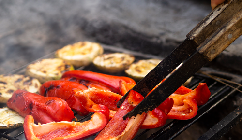 Veganski piknik, sir na žaru, zelenjava na žaru, paprika na žaru, bučke na žaru