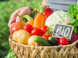 Zelenjava v pleteni košari