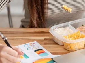 Oseba, ki je malico med delom.