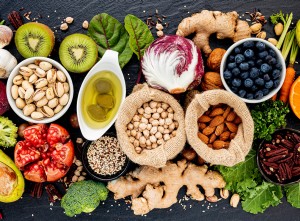 Hrana z različnimi vitamini in minerali