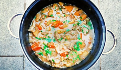 Mesni recept iz jedel.bi: goveja enolončnica z zelenjavo in pivom