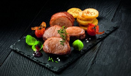 Mesni recept iz jedel.bi: svinjski file v ovoju iz slanine z brusnično omako