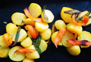 Pečen krompir z žajbljem in pomarančno lupino