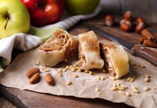 Recept: Zavitek z jabolki in mandlji