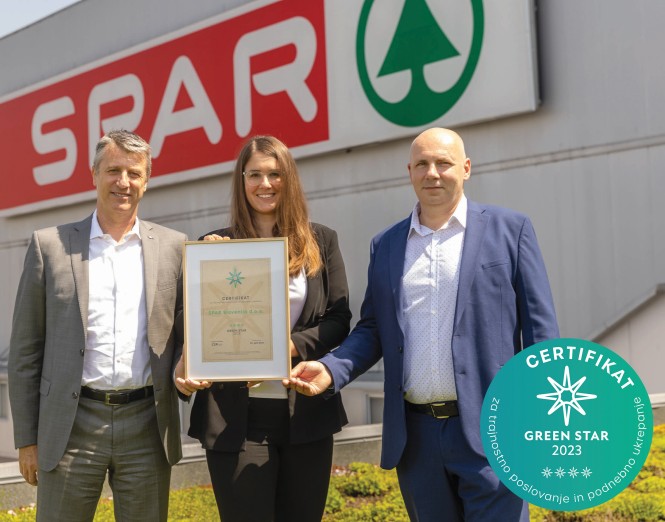 Certifikat Green Star Green Star certifikat v rokah vodje trajnostnega razvoja Maše Šprajcar-Rančić, v družbi izvršnega direktorja Jureta Petkovška in ekologa Smiljana Vebra