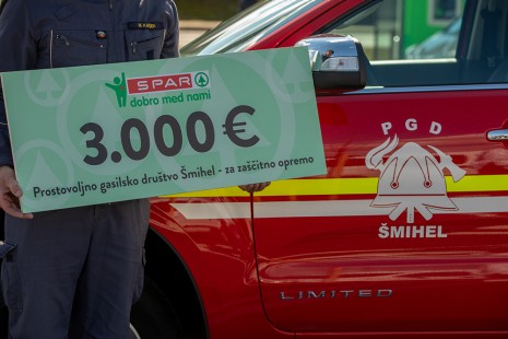 Tabla z donacijio 3000€ pred gasilskim vozilon PGD Šmihel