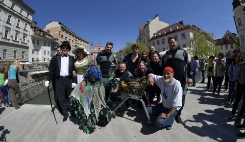 Skupinska slika s povodnim možem