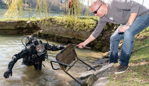 Potapljač je iz vode prinesel stol in močki na bregu ga je prijel