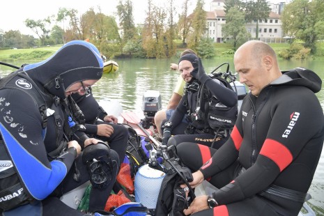 Potapljači sedijo v čolnu