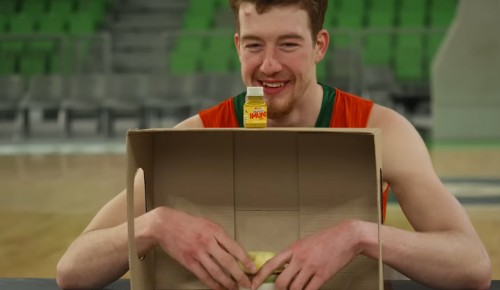 Košarkar Cedevite Olimpije z izdelkom