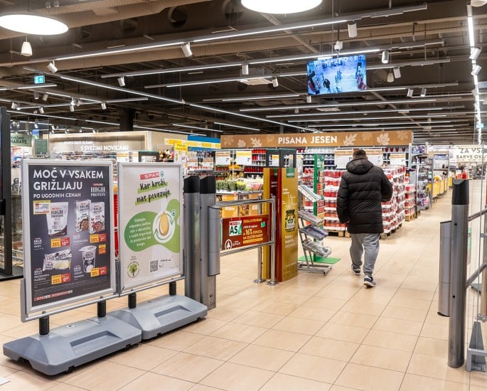 Kar kroži, nas povezuje- zbiralniki za odpadno jedilno olje, INTERSPAR Vič