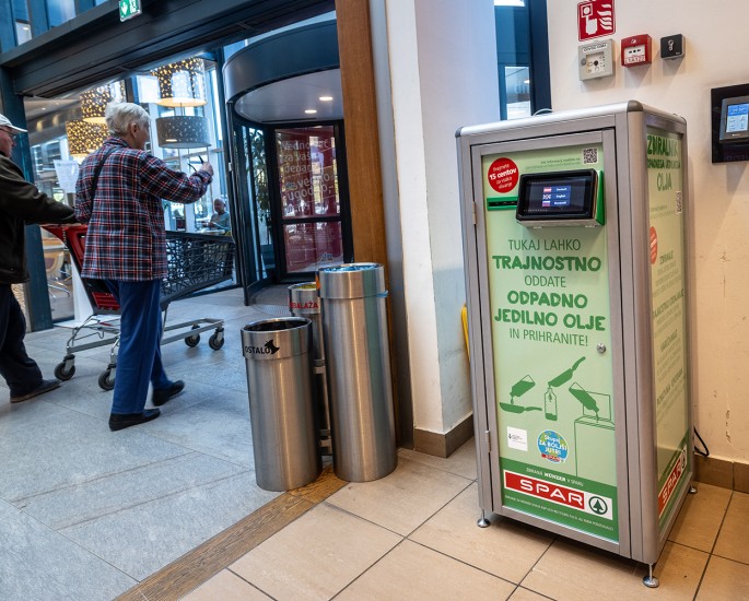 Kar kroži, nas povezuje- zbiralniki za odpadno jedilno olje, INTERSPAR Vič